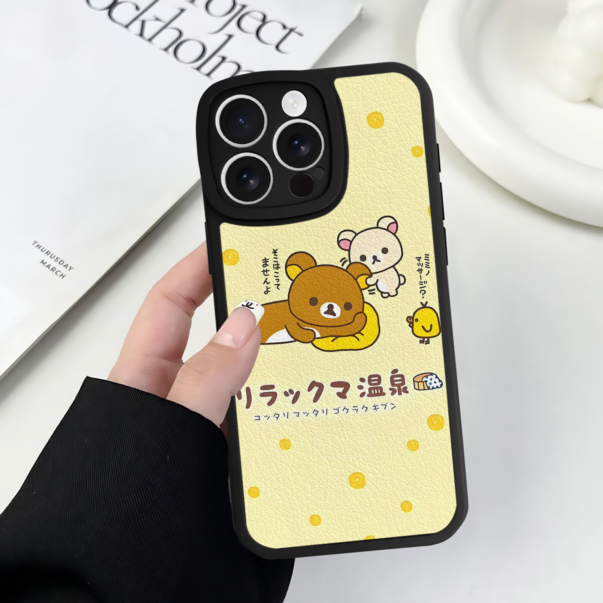（画像用） リラックマ リラックマ キイロイトリ Rilakkuma Korilakkuma Kiiroitori 【iPhone 16シリーズ対応】シリコンスマホケース（レザー調） 材質：シリコン